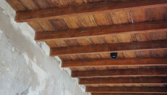 Imagen: Cuidados esenciales para vigas de madera en exteriores