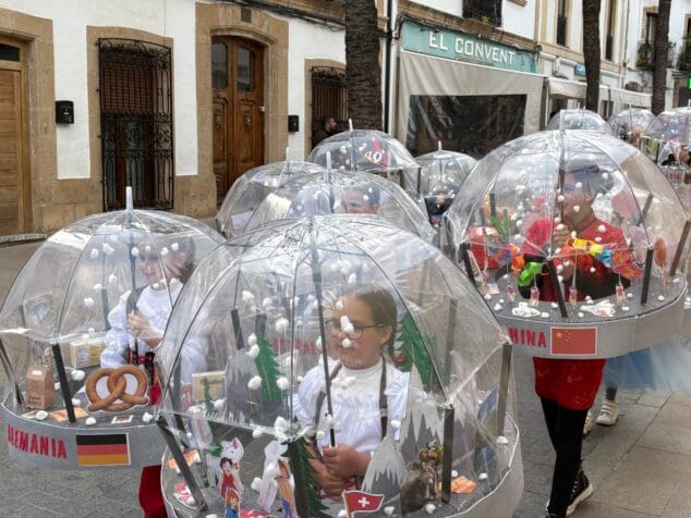 Afbeelding: Sneeuwbalkostuum. Eerste prijs. Kindercarnavalsparade 2026