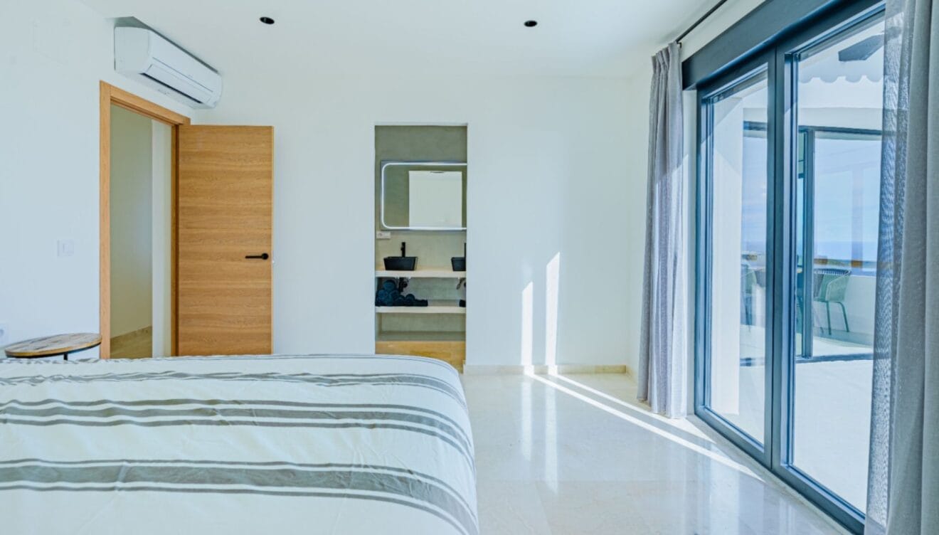 Dormitorio de invitados con amplio ventanal y vistas despejadas