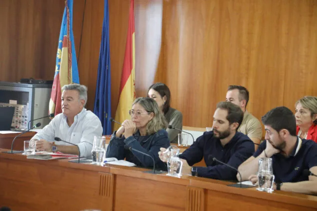Image: PSOE councilors in a plenary session