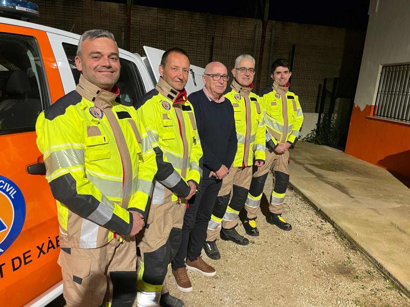 El concejal de Seguridad, Juan Ortolà, con miembros de Protección Civil con los  nuevos trajes