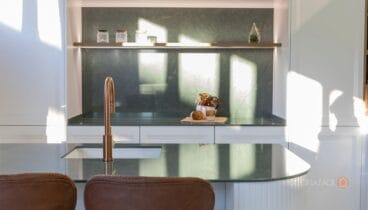 El contraste como clave del diseño de cocinas modernas y equilibradas (6)