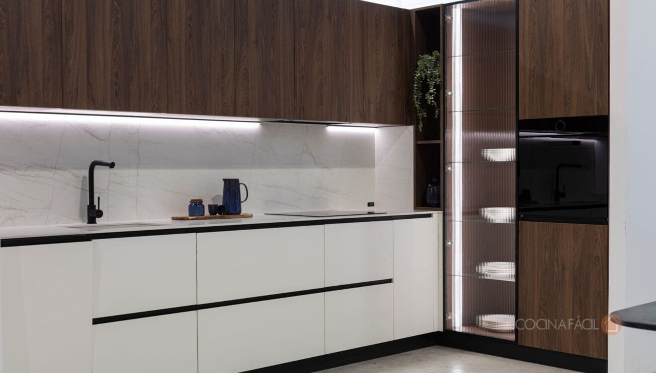 El contraste como clave del diseño de cocinas modernas y equilibradas (9)