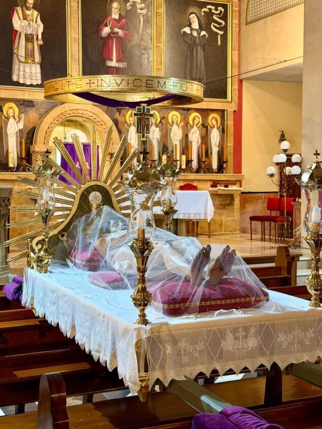 Imagen: El Cristo Yacente en la capilla del Convento