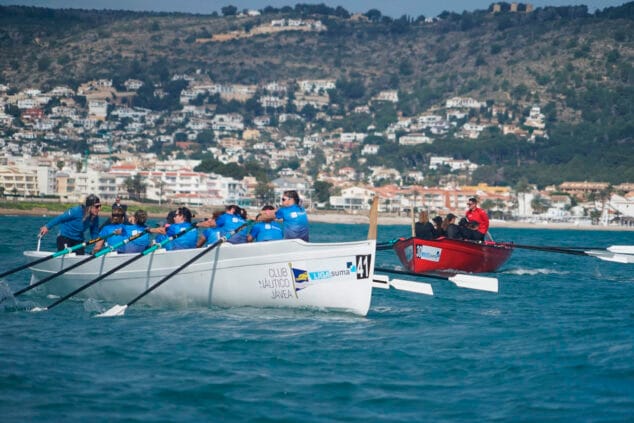 Imagen: Embarcaciones participantes durante la regata solidaria celebrada frente al Club Náutico Jávea