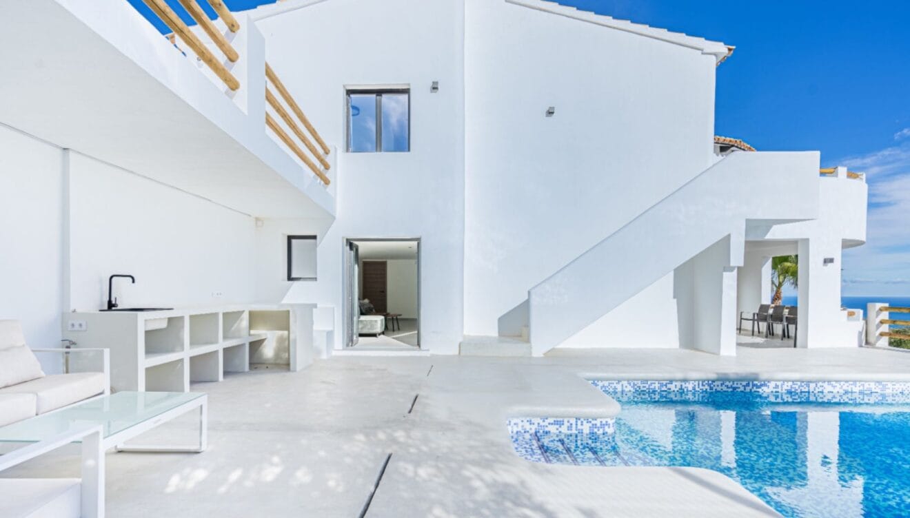 Espacio exterior equipado para almuerzos junto a la piscina privada