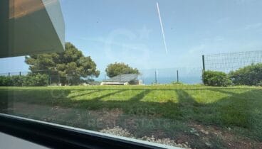 Espacios exteriores para relajarse y comer al aire libre en villa de Jávea
