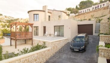 Exterior amplio cerca del centro comercial Adelfas