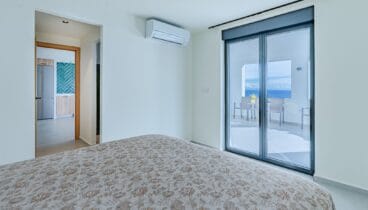 Habitación con acceso directo a la terraza y la zona de baño