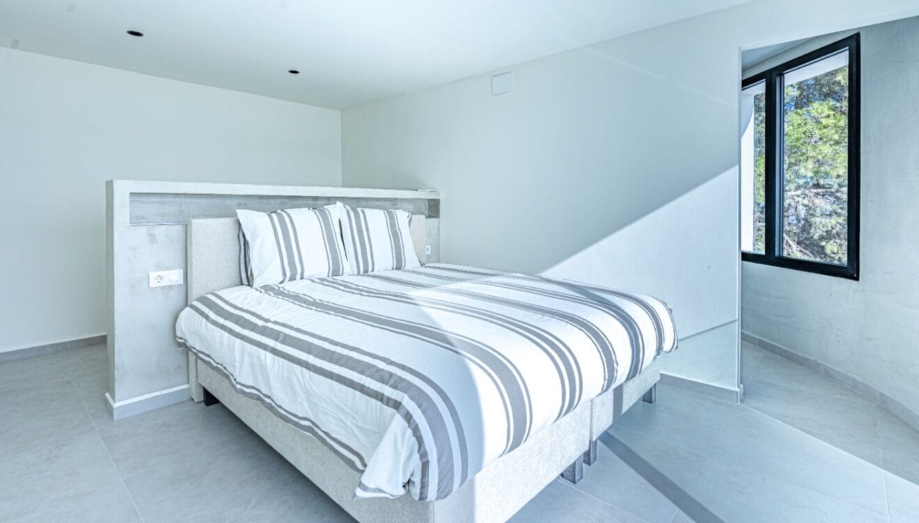 Habitación doble principal con decoración neutra y armarios empotrados