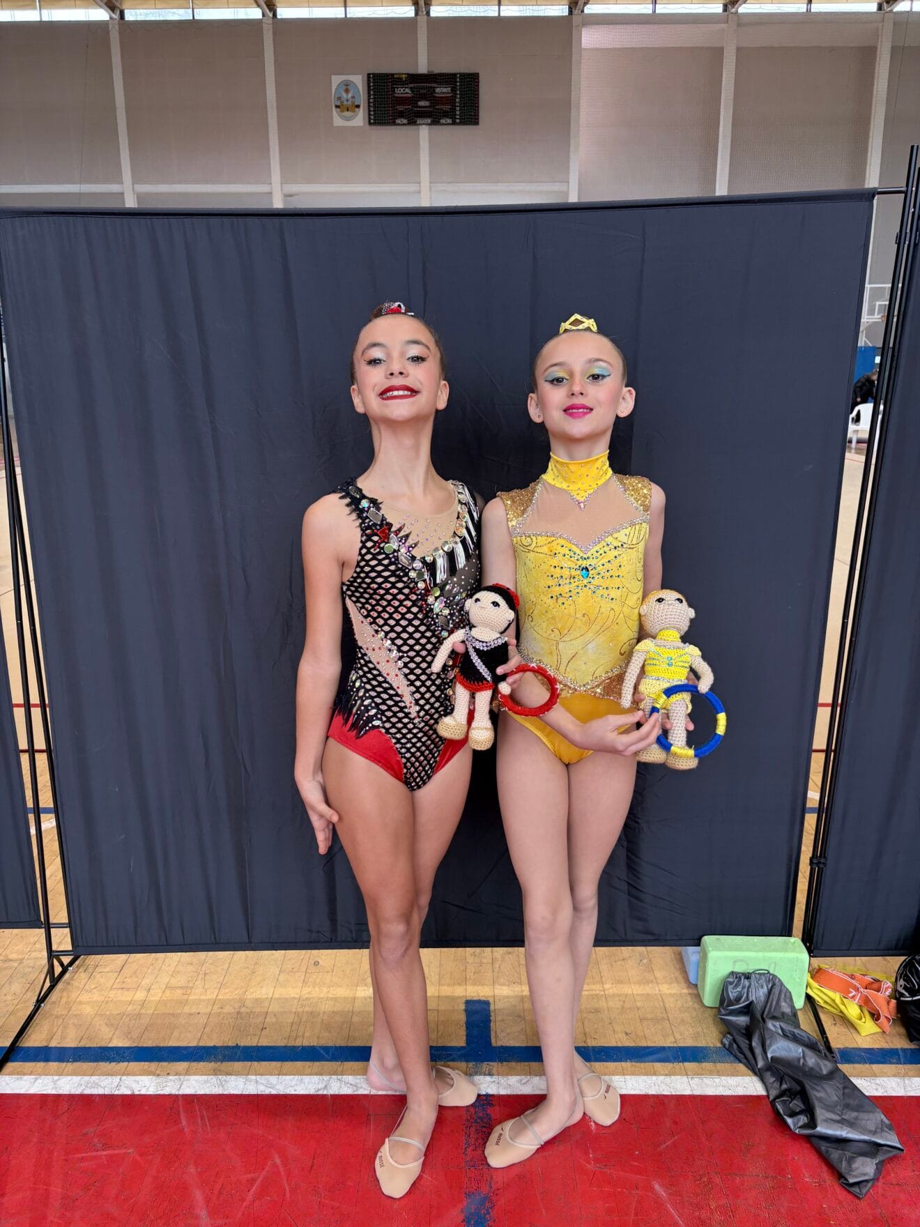 Jóvenes gimnastas destacando en competencia