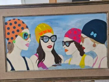 Pintura colorida y expresiva de dos pájaros posados entre flores amarillas y follaje verde.