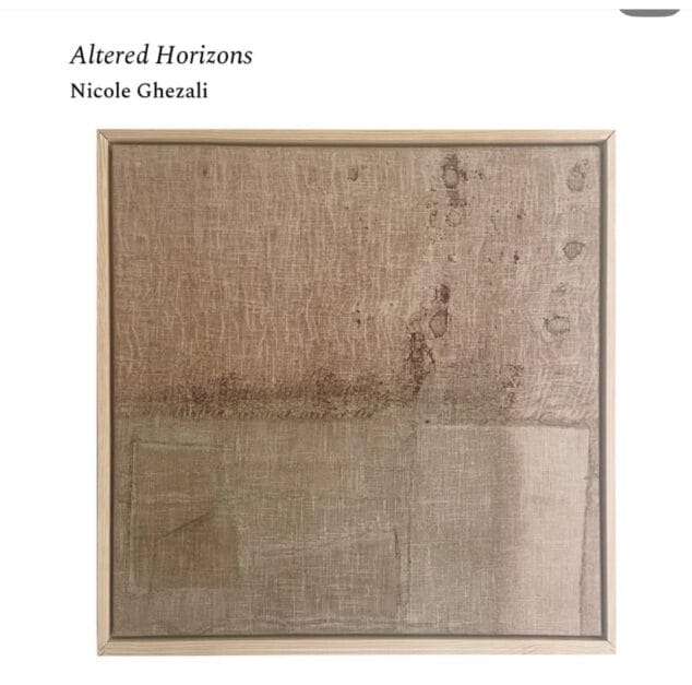 Imagen: Obra de arte abstracta y texturizada titulada "Altered Horizons" de Nicole Ghezali, enmarcada.