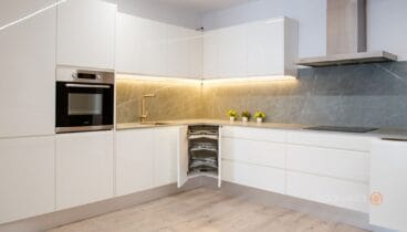 Integración del contraste en cocinas abiertas para conectar espacios