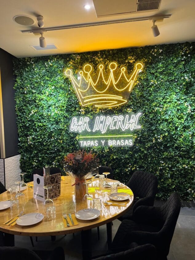 Imagen: Interior del nuevo Bar Imperial en Xàbia