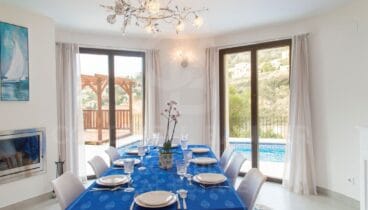 Interior renovado con distribución práctica y luminosa