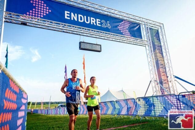 Imagen: Katie y Rob Harrison finalizando la carrera de resistencia Endure24