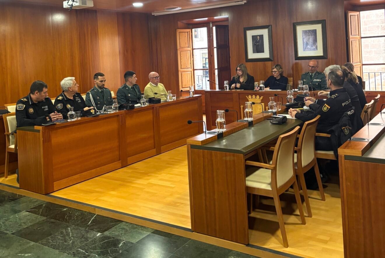 La alcaldesa Rosa Cardona preside la Junta Local de Seguridad en el Ayuntamiento de Xàbia para analizar los datos de criminalidad