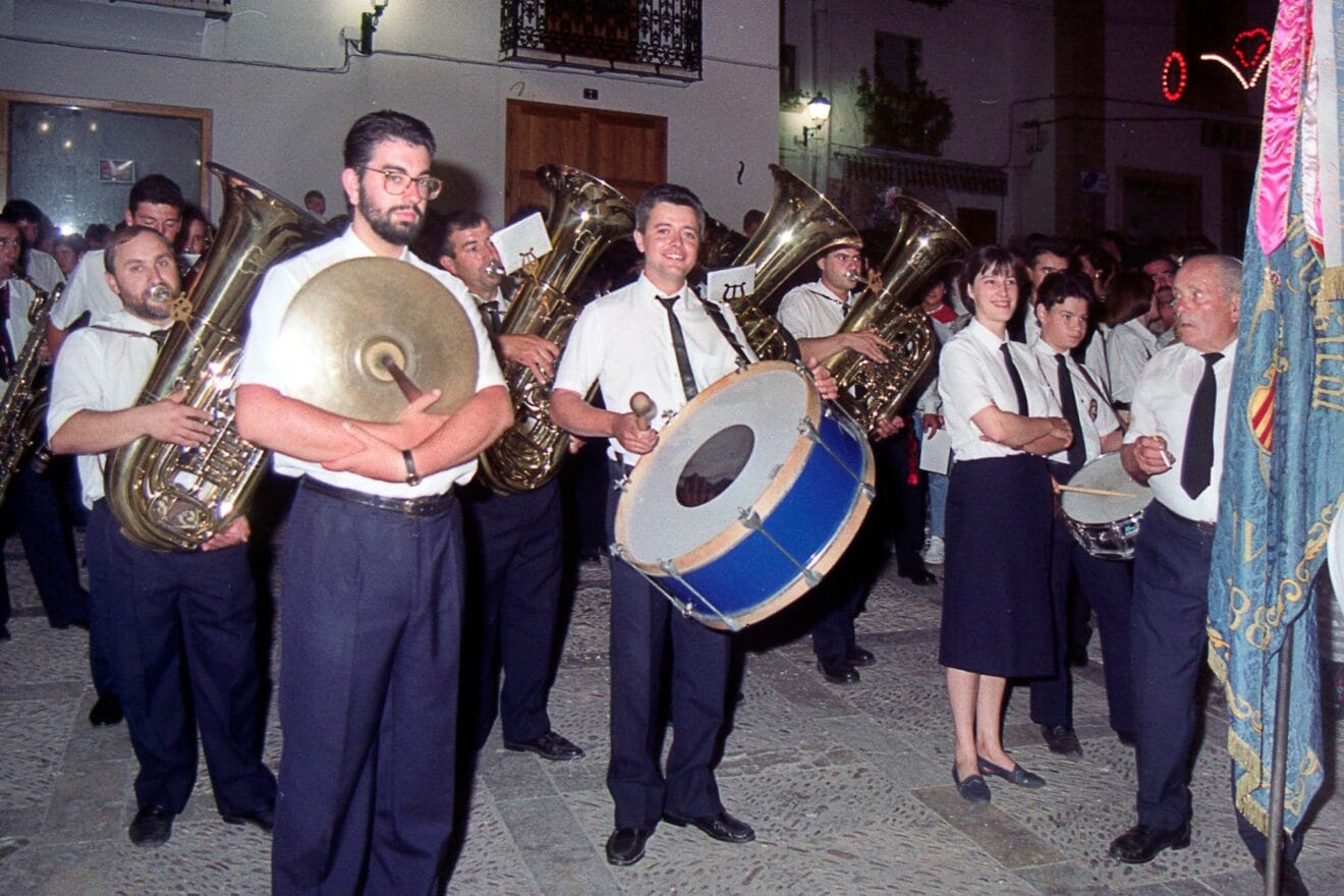 La Banda de Música del Centro Artístico Musical de Jávea cuando podía acceder a pie de plaza el día del pregón