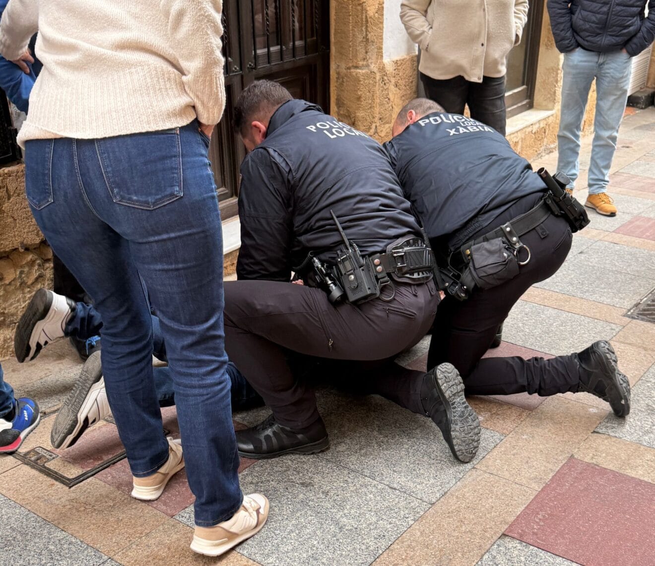 La Policía Local reteniendo a uno de los ladrones