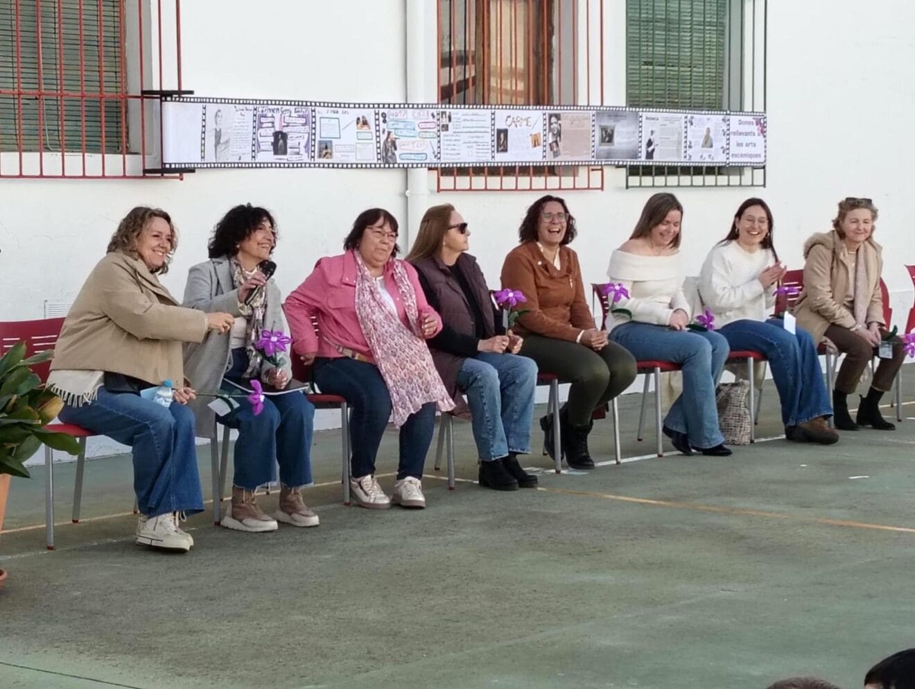 Las mujeres homenajeadas durante el emotivo encuentro celebrado en el patio del CP Graüll con motivo del 8M