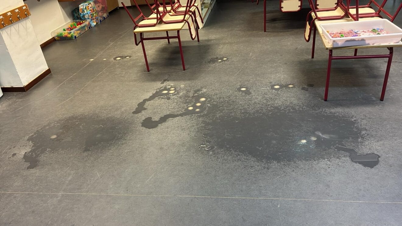 Manchas de agua en el aula de 5 años del CEIP Arenal de Xàbia