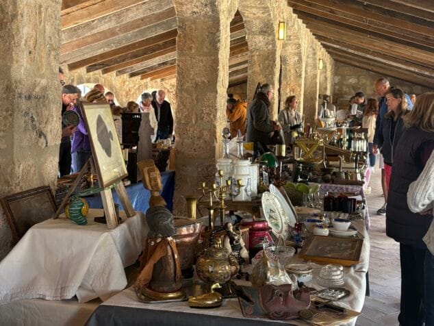 Imagen: Puestos en el Mercat d'Antiguitats i vintage en el Riurau d'Arnauda de Xàbia