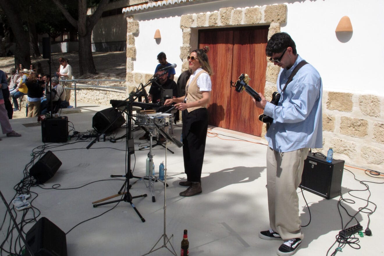 Actuación musical en el Mercat d'Origen en el Riurau d'Arnauda de Xàbia