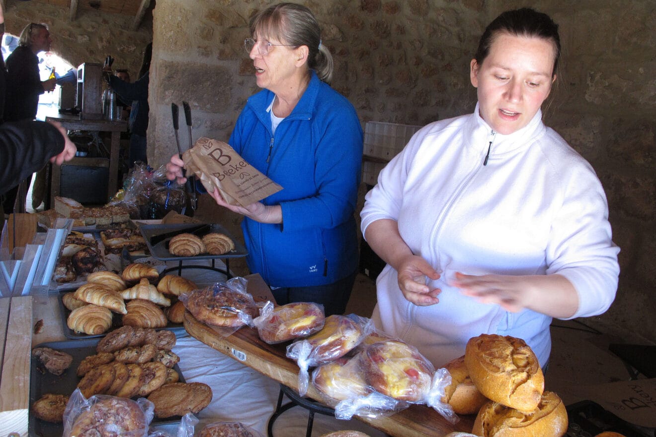 Puesto de productos en el Mercat d'Origen en el Riurau d'Arnauda de Xàbia