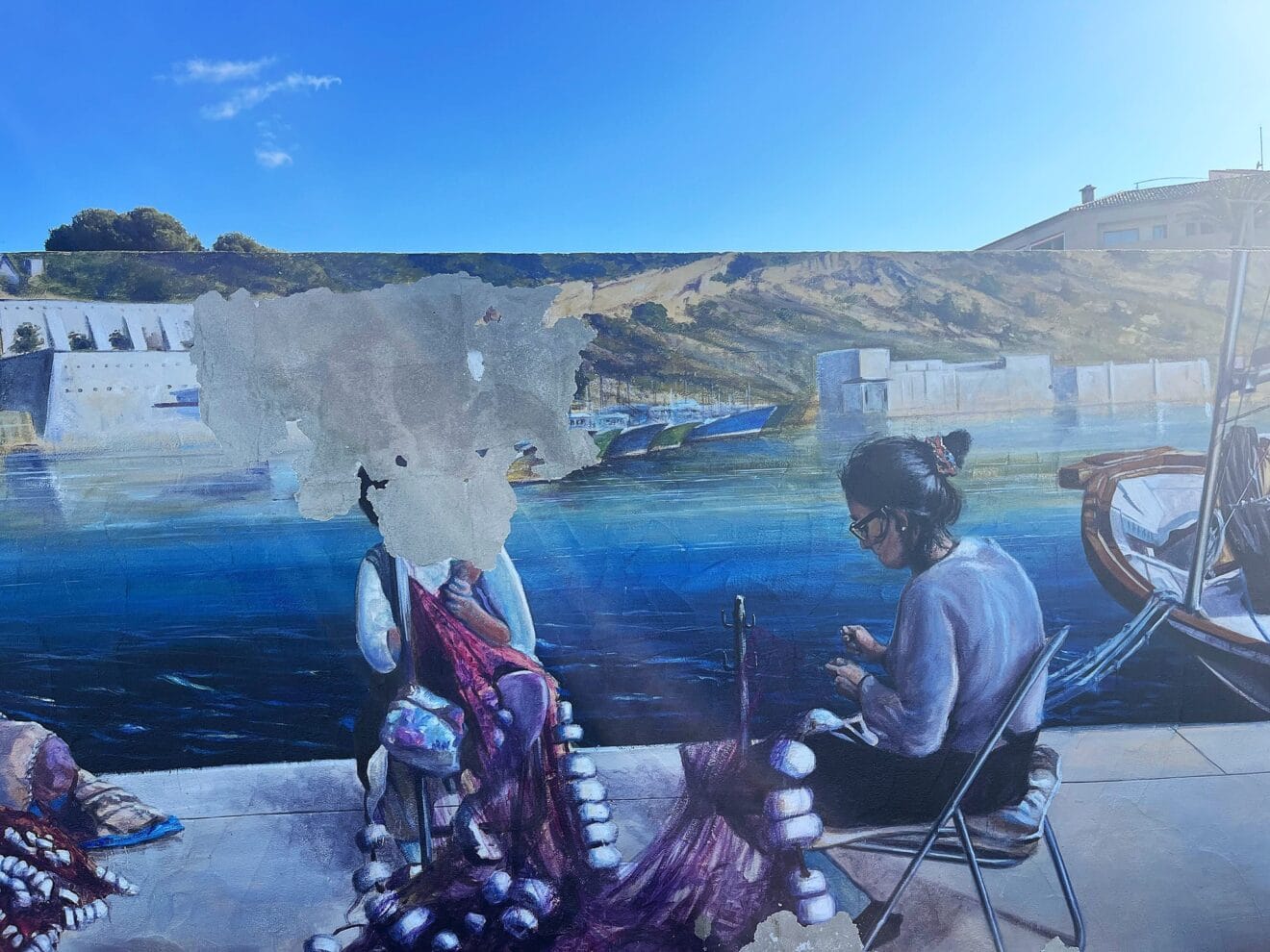 Parte del mural 'Homenaje al Puerto' desconchado