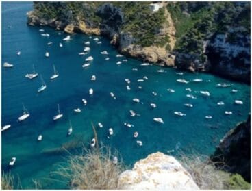 Vista de una cala en la costa de Xàbia con numerosas embarcaciones