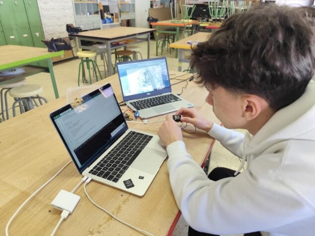 Imagen: Un alumno del IES Antoni Llidó de Xàbia trabaja en el desarrollo del mini satélite del equipo WONK para el desafío CanSat