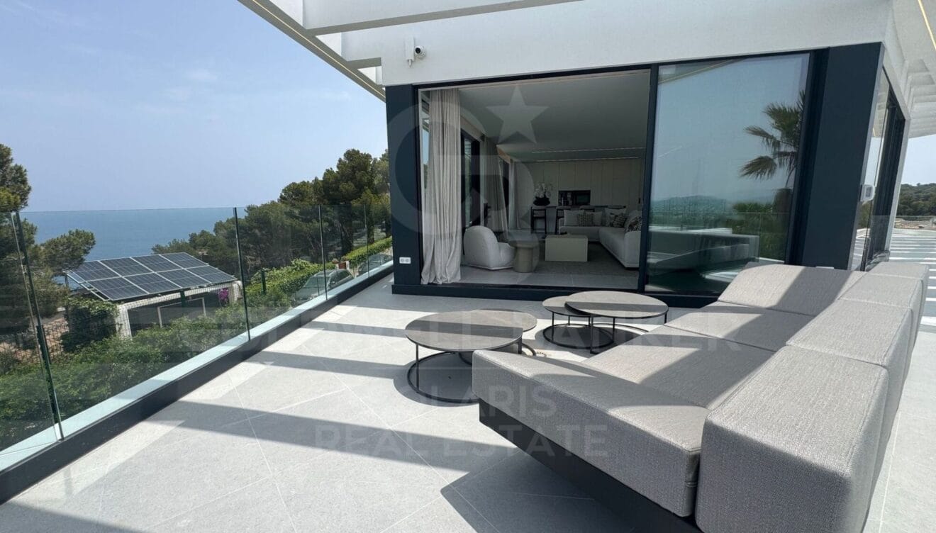 Piscina y solárium en villa moderna con vistas al mar en Jávea
