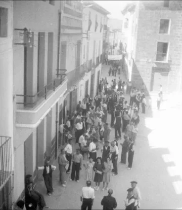 Plaça de Baix. A la izq. se pueden observar las puertas de ‘La Tómbola’  abiertas con gente. Años 40. AMX
