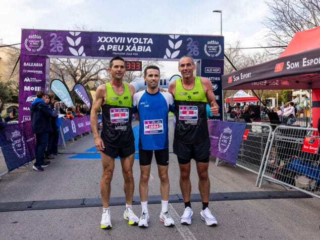 Imagen: Podio masculino con los atletas del iRun Calp y Llebeig de Xàbia de la XXXVII Volta a Peu Xàbia Memorial José Albi 2026