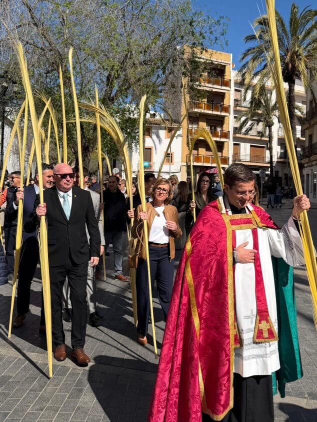 Imagen: Autoridades municipales en la procesión del Domingo de Ramos