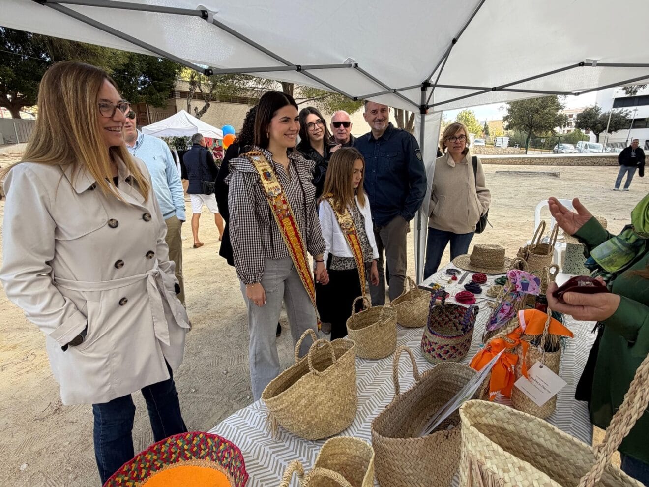 Reinas de Fogueres y concejales inauguran els Mercats del Riurau