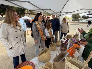 Reinas de Fogueres y concejales inauguran els Mercats del Riurau