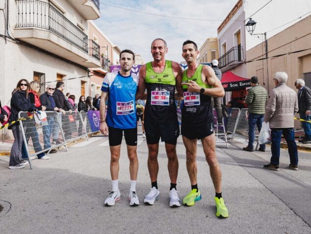 Imagen: Rob Harrison con los ganadores de la Volta a Peu