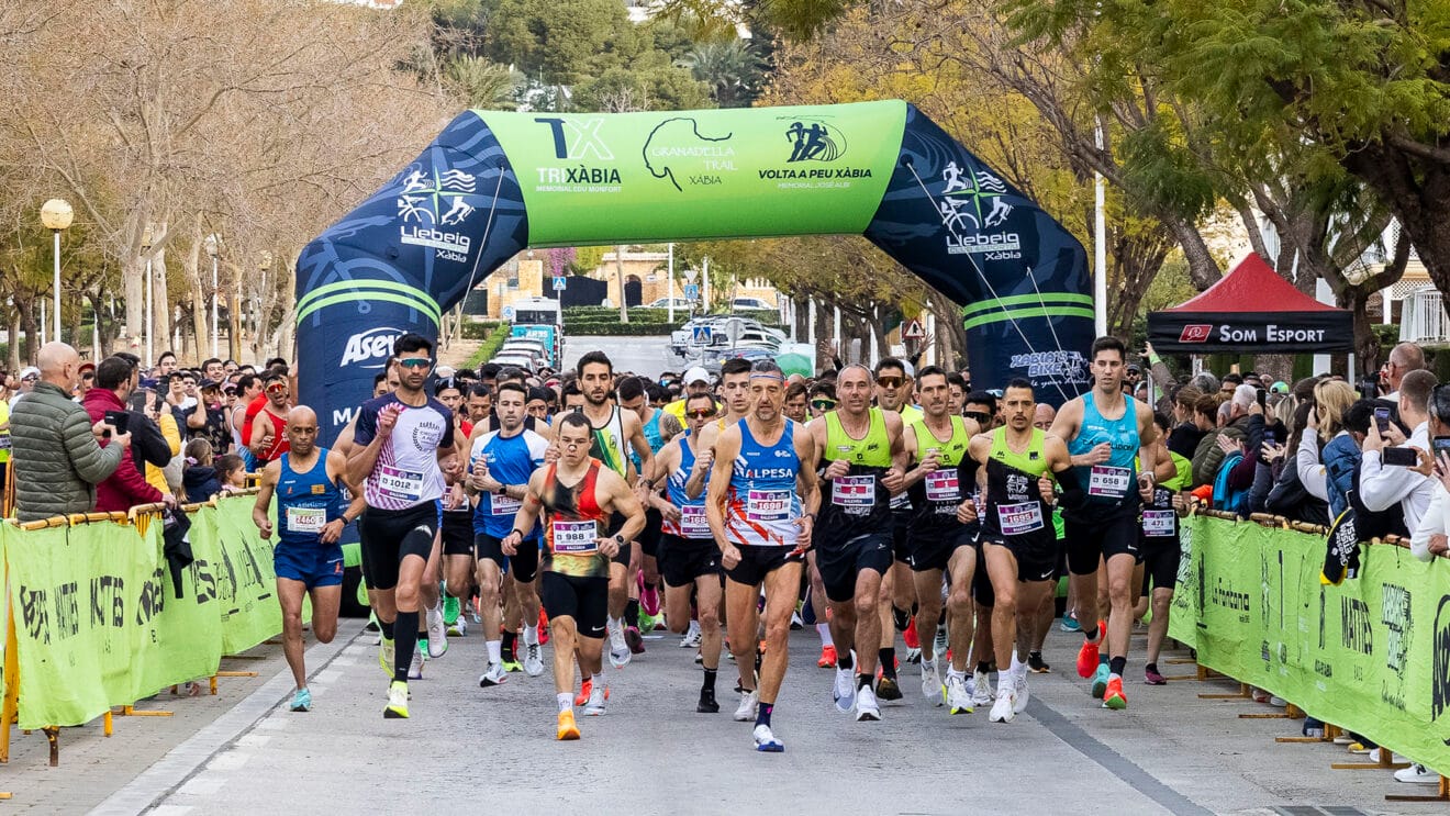 Salida de los corredores de la XXXVII Volta a Peu Xàbia Memorial José Albi 2026