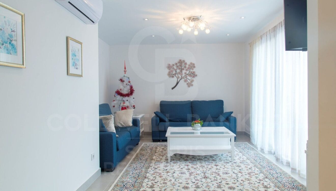 Salón amplio y luminoso conectado con el comedor