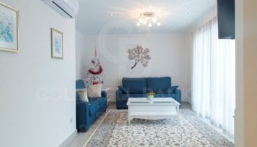 Salón amplio y luminoso conectado con el comedor