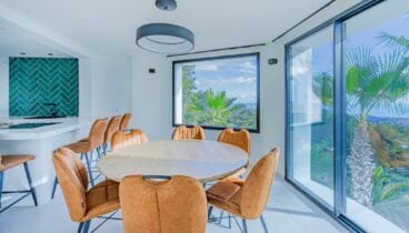 Segunda cocina completa ideal para dar servicio a la planta baja