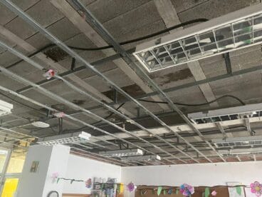 Techo del aula con humedad y moho