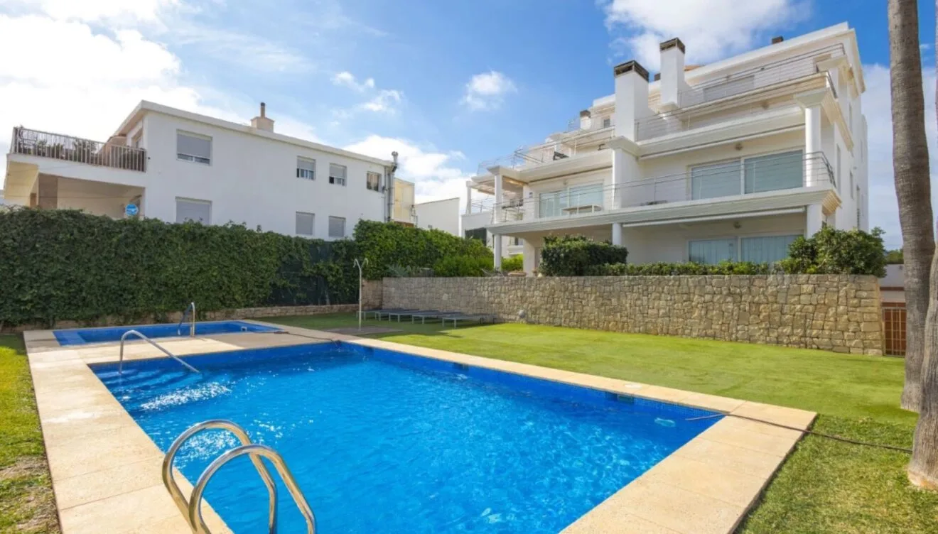 Vistas al mar y a la montaña en Playa Montañar