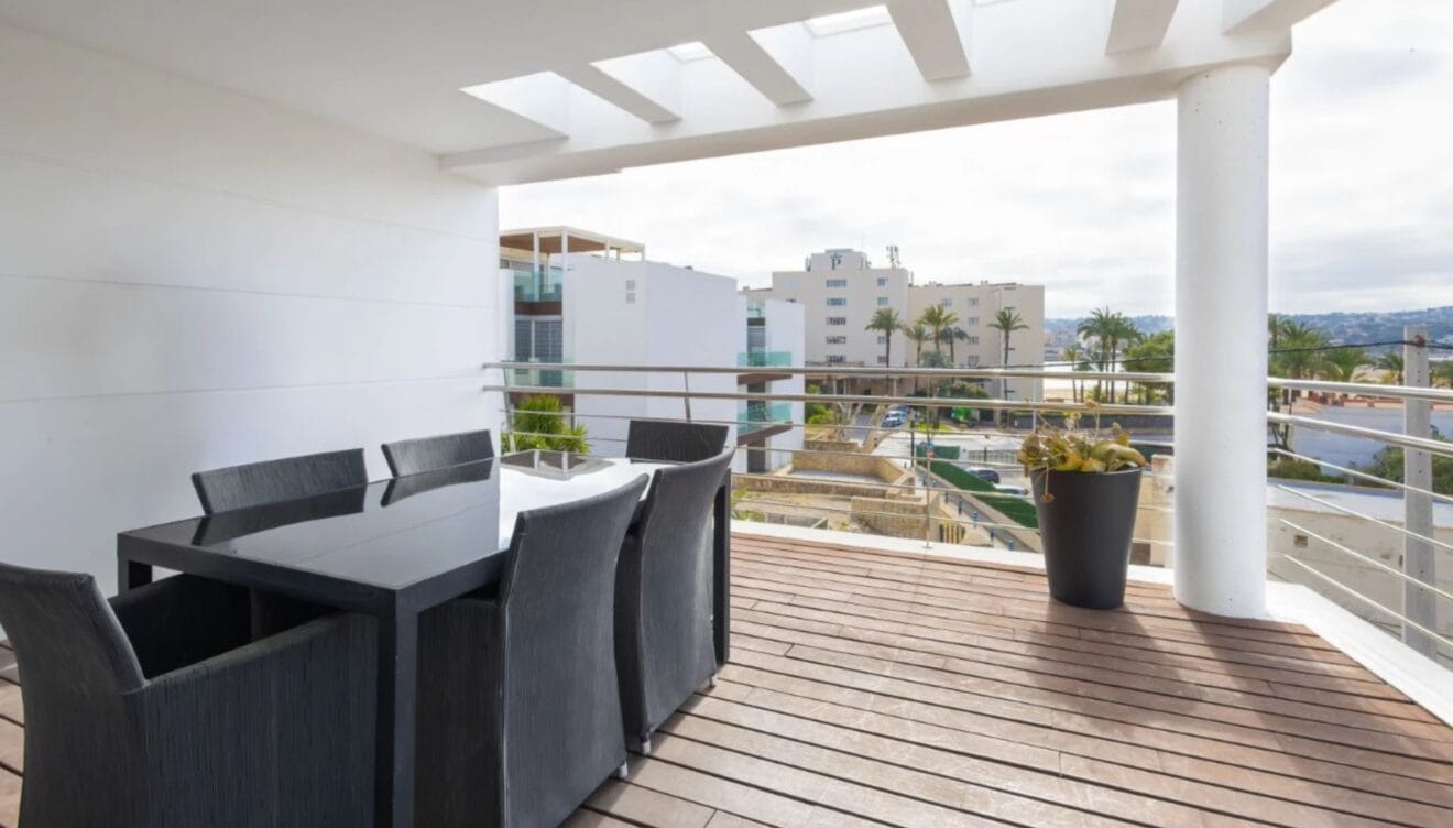 Vivienda mediterránea en Jávea con interiores amplios y funcionales