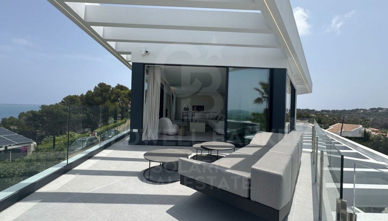 Zona de piscina con nado contracorriente en villa exclusiva frente al mar