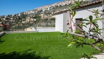 Zona de terrazas amplia con áreas para descansar y comer
