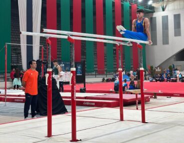 Adrián Larrosa durante el ejercicio de barra