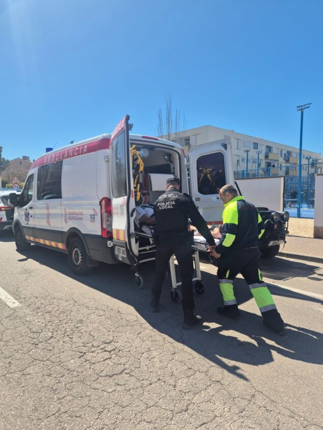 Imagen: Agentes de la Policía Local y sanitarios trasladan al afectado al interior de una ambulancia